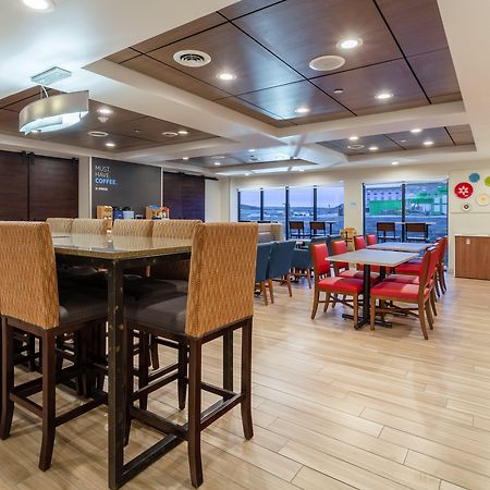 Holiday Inn Express & Suites Сідар-Фолс Екстер'єр фото