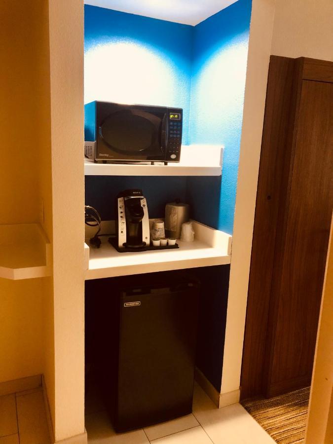 Holiday Inn Express & Suites Сідар-Фолс Екстер'єр фото