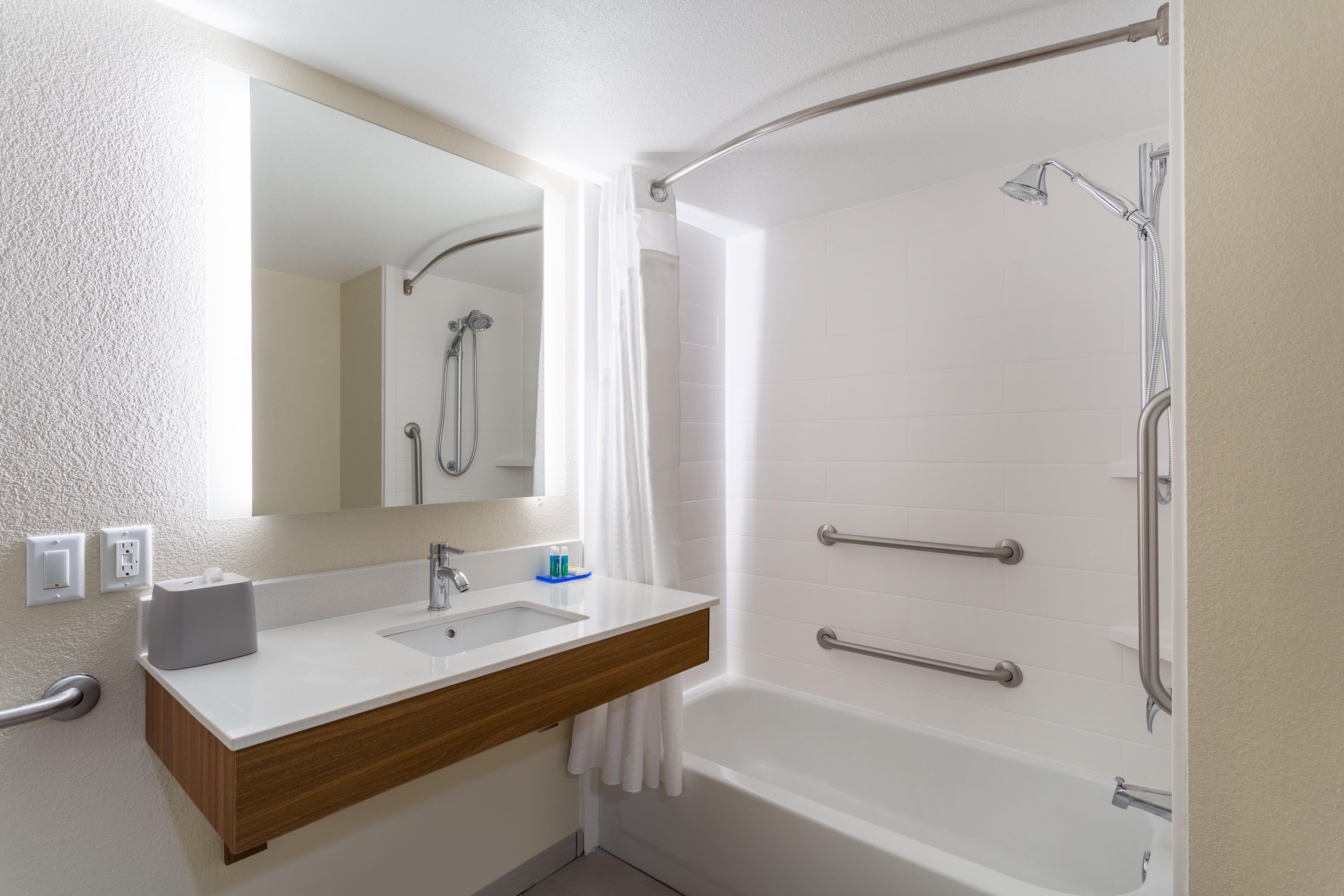 Holiday Inn Express & Suites Сідар-Фолс Екстер'єр фото
