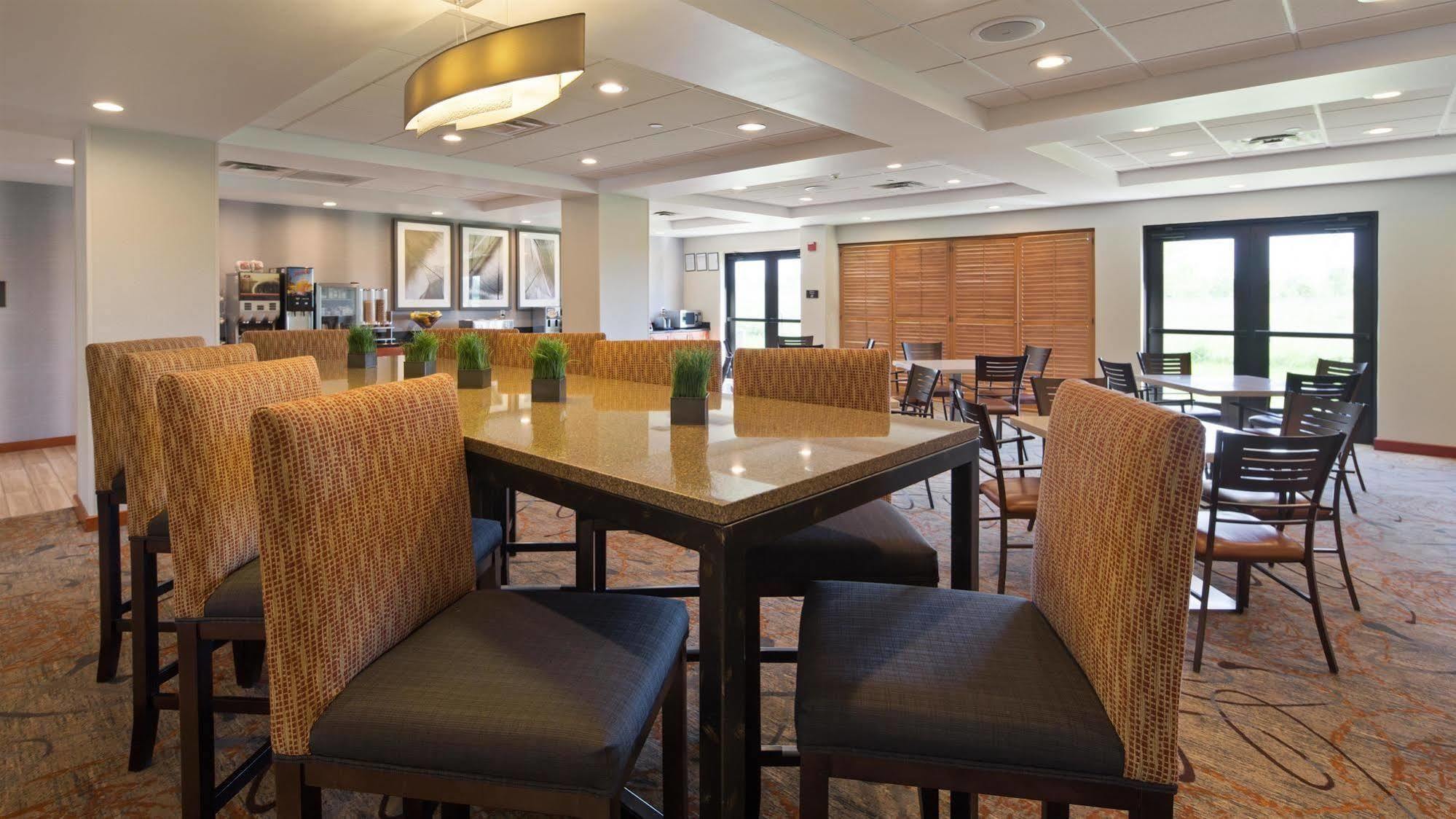 Holiday Inn Express & Suites Сідар-Фолс Екстер'єр фото