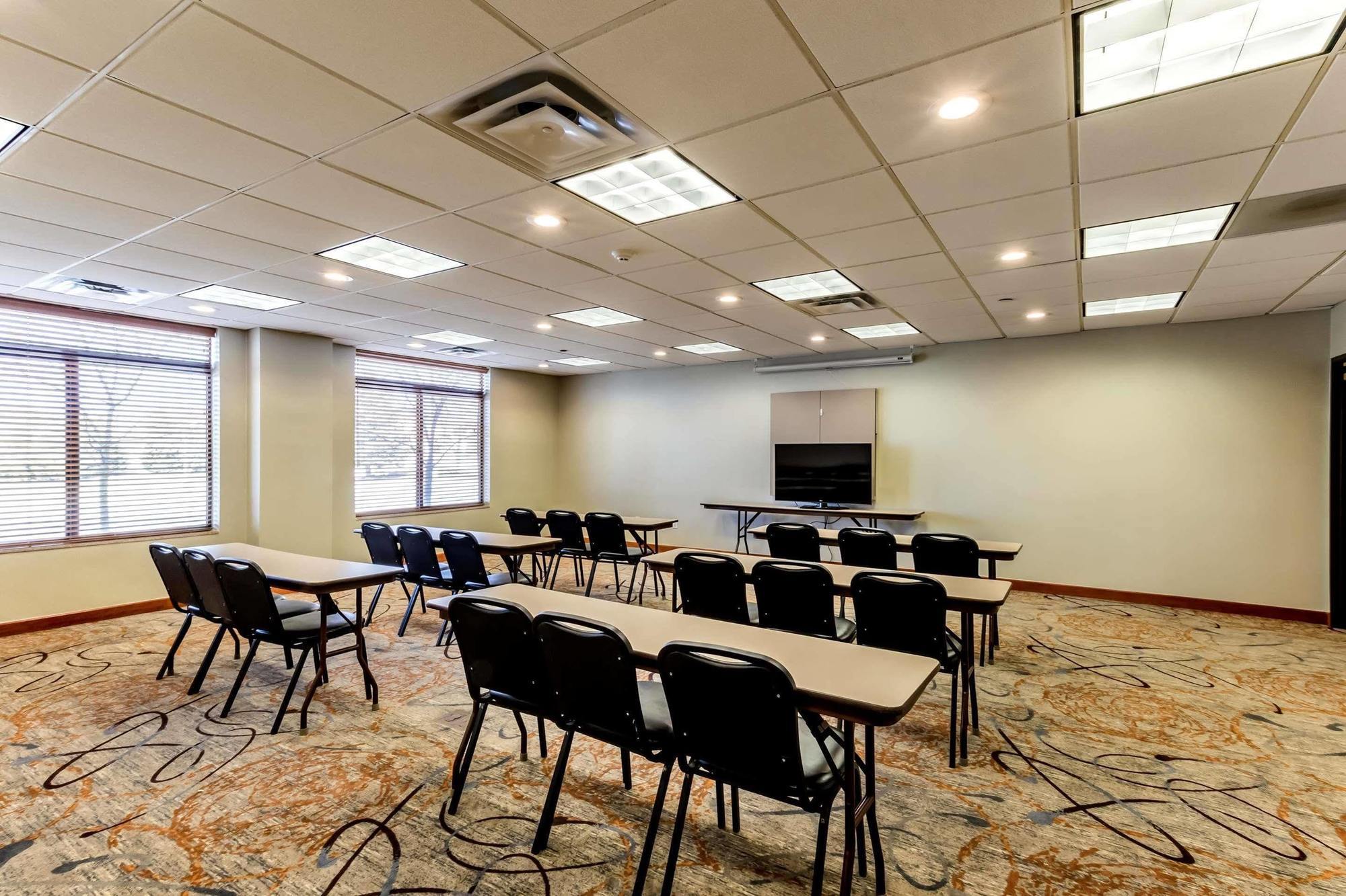 Holiday Inn Express & Suites Сідар-Фолс Екстер'єр фото